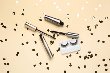 Maskaranın arka planında takma kirpikleri var.