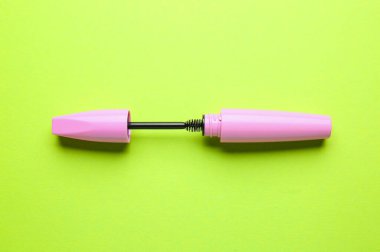 Renk arkaplanda siyah rimel