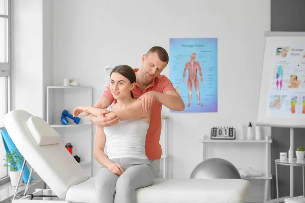 Massagetherapeut Werkt Met Vrouwelijke Patiënt Medisch Centrum — Stockfoto