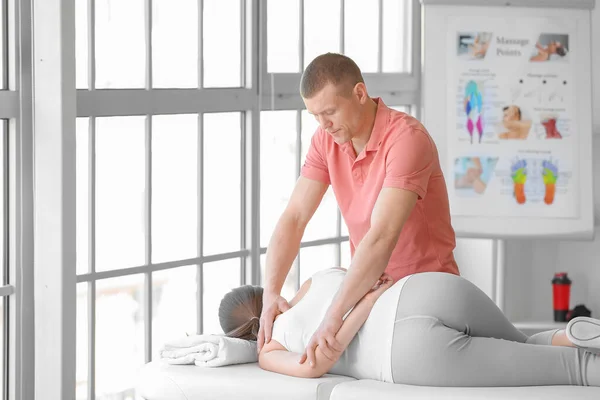 Massagetherapeutin Arbeitet Mit Patientin Medizinischen Zentrum — Stockfoto