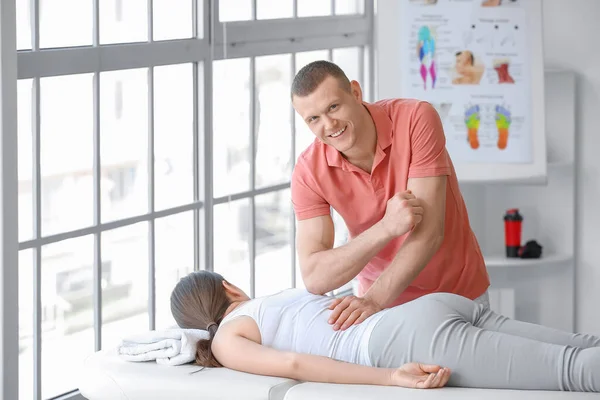 Massaggiatore Che Lavora Con Una Paziente Centro Medico — Foto Stock