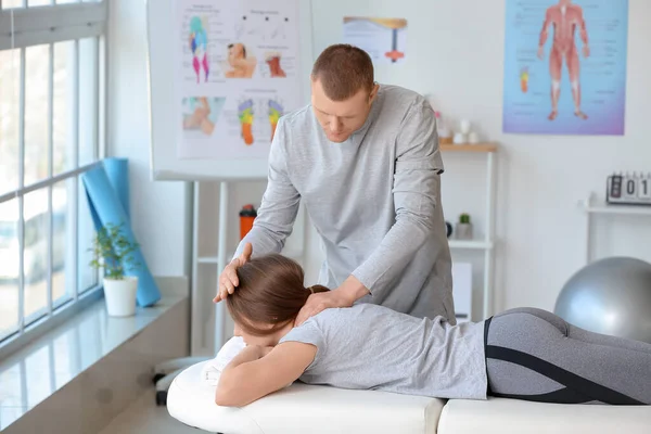 Massagetherapeutin Arbeitet Mit Patientin Medizinischen Zentrum — Stockfoto