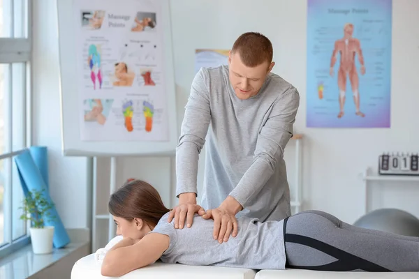 Massagetherapeutin Arbeitet Mit Patientin Medizinischen Zentrum — Stockfoto