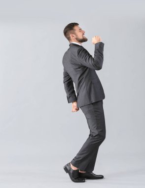 Yakışıklı genç işadamı arka planda dans ediyor.