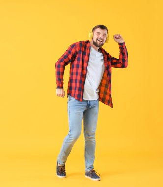 Renkli arka planda dans eden yakışıklı genç adam