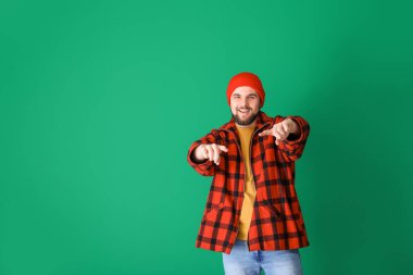 Renkli arka planda dans eden yakışıklı genç adam