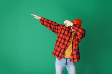 Renkli arka planda dans eden yakışıklı genç adam