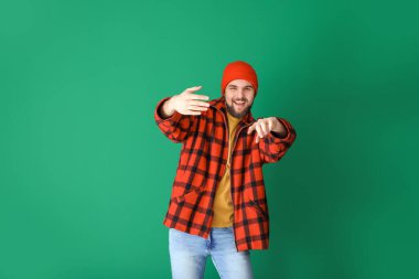 Renkli arka planda dans eden yakışıklı genç adam