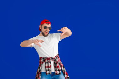 Renkli arka planda dans eden yakışıklı genç adam