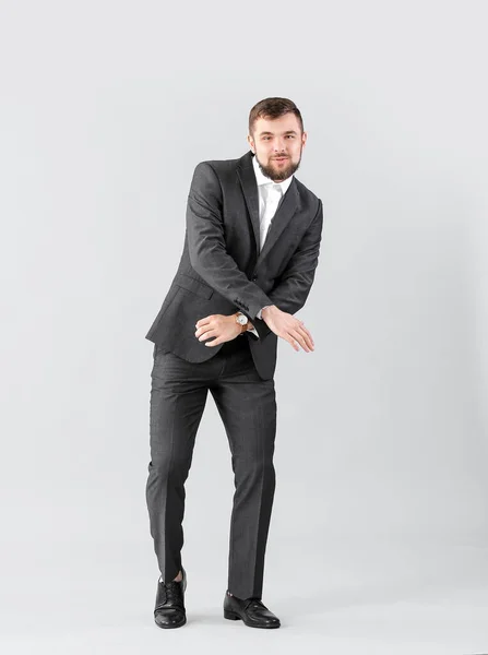 Schöner Junger Geschäftsmann Tanzt Vor Hellem Hintergrund — Stockfoto