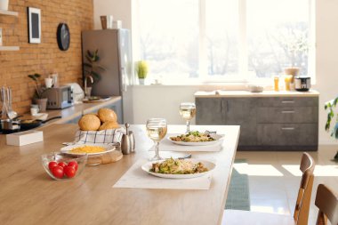 Modern mutfakta servis edilen masa.