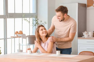 Mutfakta çay içen mutlu genç çift.