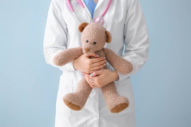 Renkli oyuncağı olan bir çocuk doktoru.