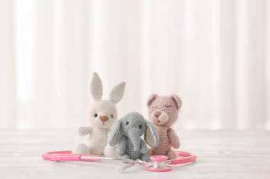 Oyuncaklar ve steteskop masada.