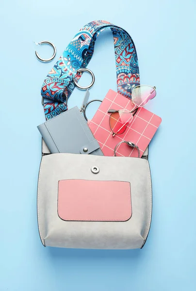 Stilvolle Tasche Mit Weiblichen Accessoires Auf Farbigem Hintergrund — Stockfoto