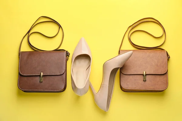 スタイリッシュなバッグで女性の靴で色背景 — ストック写真