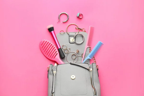 Stilvolle Tasche Mit Weiblichen Accessoires Auf Farbigem Hintergrund — Stockfoto