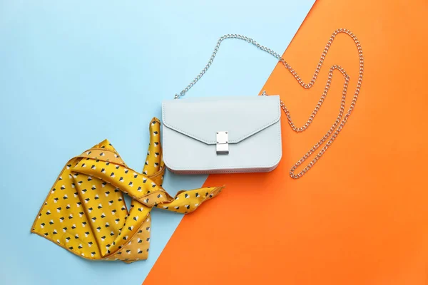 Stilvolle Tasche Mit Schal Auf Farbigem Hintergrund — Stockfoto
