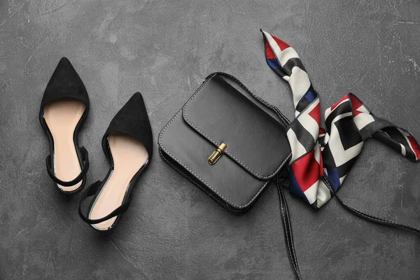 黒を背景に女性の靴とスタイリッシュなバッグ — ストック写真