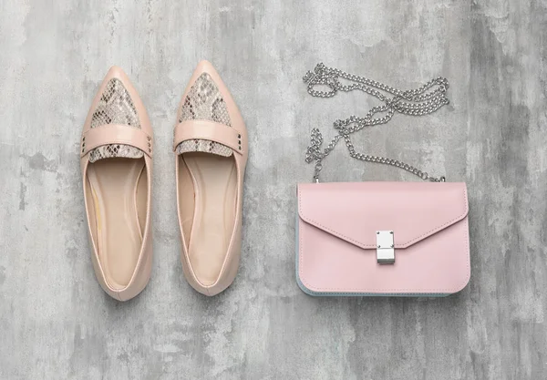 Stylish Bag Female Shoes Grey Background — Stock Photo, Image