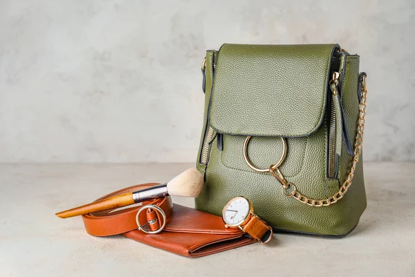 Stilvolle Tasche Mit Weiblichen Accessoires Auf Grauem Hintergrund — Stockfoto