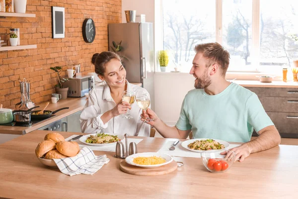 Happy Young Couple Having Lunch Kitchen — Stock Photo, Image