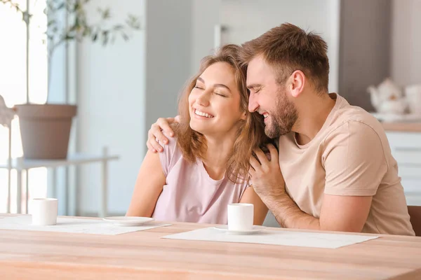 Feliz Joven Pareja Bebiendo Cocina —  Fotos de Stock