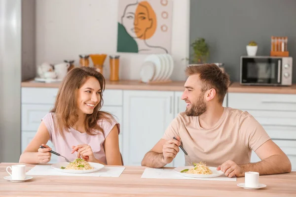 Pasangan Muda Yang Bahagia Makan Siang Dapur — Stok Foto