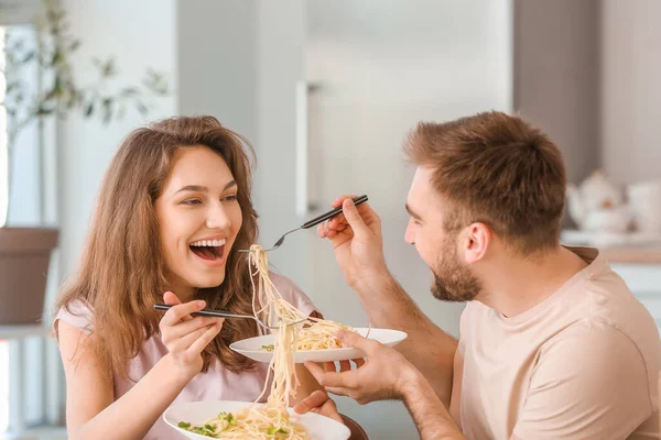 Pasangan Muda Yang Bahagia Makan Siang Dapur — Stok Foto