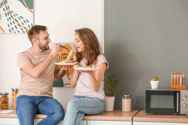 Jovem Casal Feliz Almoçando Cozinha — Fotografia de Stock