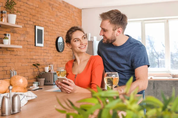 Feliz Jovem Casal Beber Vinho Cozinha — Fotografia de Stock