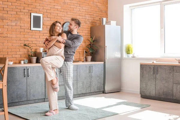 Joyeux Jeune Couple Dansant Dans Cuisine — Photo