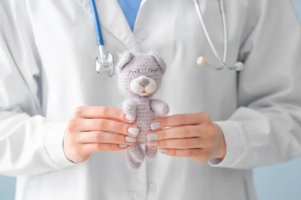 Pediatriker Med Leksak Färg Bakgrund Närbild — Stockfoto