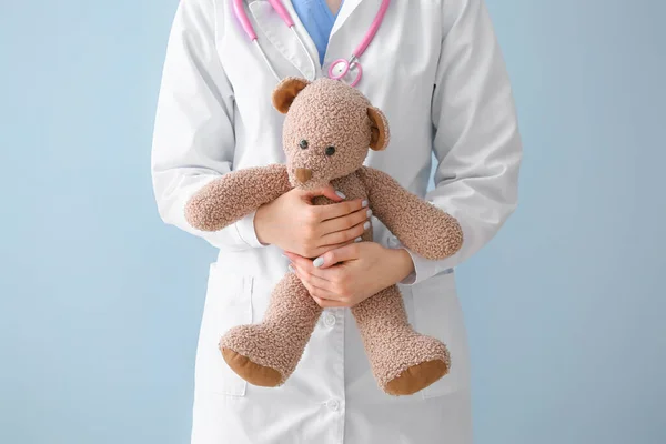 Gyermekorvos Játékkal Színes Háttér — Stock Fotó