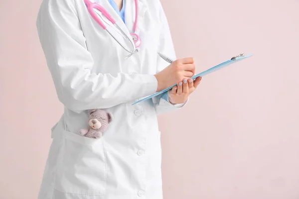 Pediatriker Med Leksak Och Urklipp Färg Bakgrund — Stockfoto
