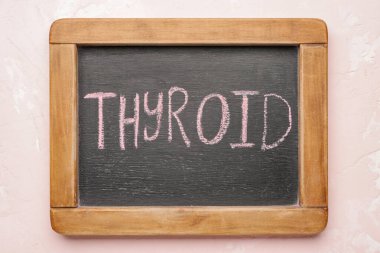 Renk arkaplanı üzerinde metin THYROID olan tahta