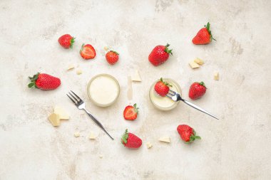 Gri arka planda erimiş çikolatalı lezzetli çilek.