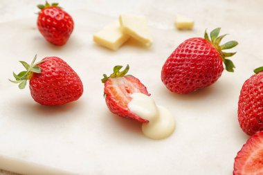 Lezzetli çilek ve çikolatalı pano, yakın plan.