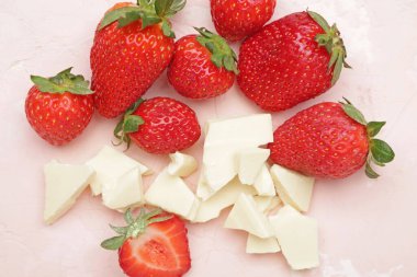 Renkli arkaplanda lezzetli çilek ve beyaz çikolata