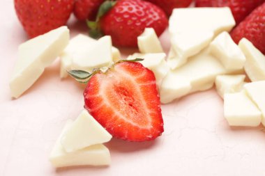 Renkli arkaplanda lezzetli çilek ve beyaz çikolata