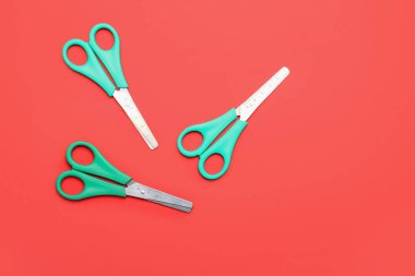 Renk arkaplanı üzerine makas