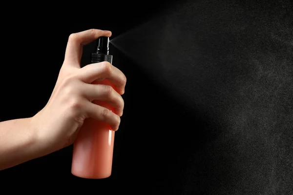Mano Femenina Con Spray Para Cabello Sobre Fondo Oscuro — Foto de Stock