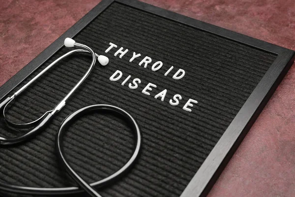Brädan Med Text Thyroid Disease Och Stetoskop Färg Bakgrund — Stockfoto