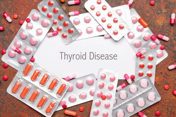 Text Thyroid Disease Med Piller Färg Bakgrund — Stockfoto