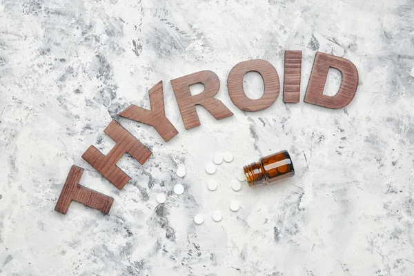 Word Thyroid Med Piller Vit Bakgrund — Stockfoto