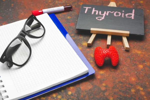 Chalkboard Med Text Thyroid Anteckningsbok Glasögon Och Blodprov Färg Bakgrund — Stockfoto