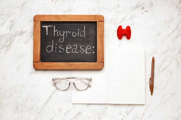 Kalkbräda Med Text Thyroid Disease Och Anteckningsbok Vit Bakgrund — Stockfoto
