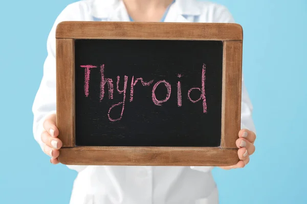 Doktorn Håller Tavlan Med Text Thyroid Närbild Begreppet Sköldkörtelsjukdom — Stockfoto