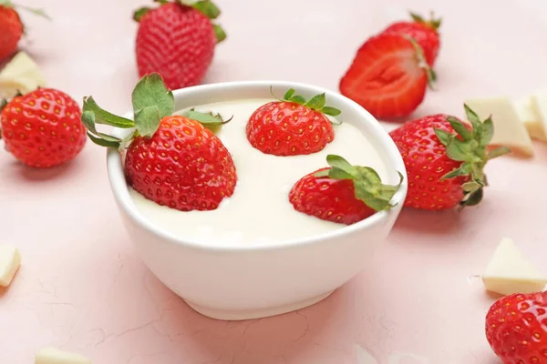 Schüssel Mit Leckeren Erdbeeren Und Geschmolzener Schokolade Auf Farbigem Hintergrund — Stockfoto