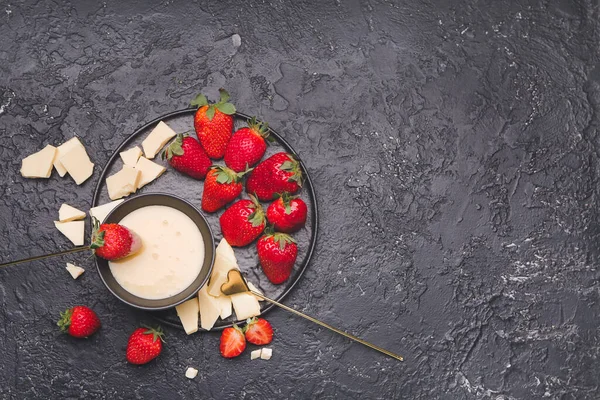 Bowl Tasty Strawberry Melted Chocolate Dark Background — Stock Photo, Image